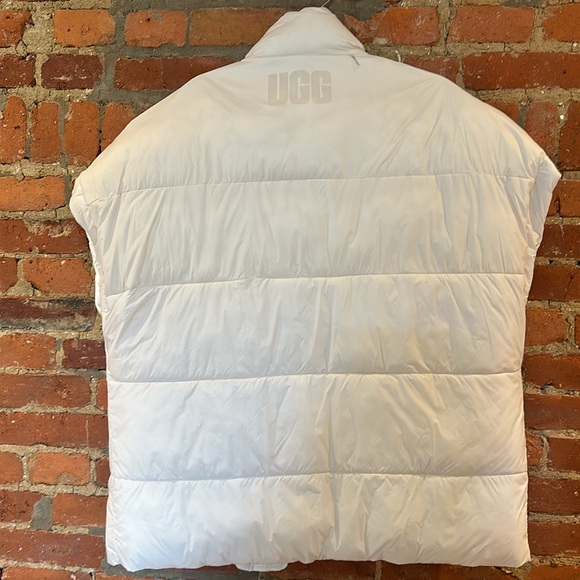 UGG Puffer Vest Reversible Sydnee White/Tan (S/M) Oversized - Picture 6 of 9